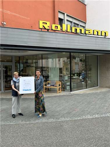 150 Jahre Schuhhaus Anton Rollmann GmbH Andrea Stenz gratulierte Gisela Dieringer herzlich. Foto: privat
