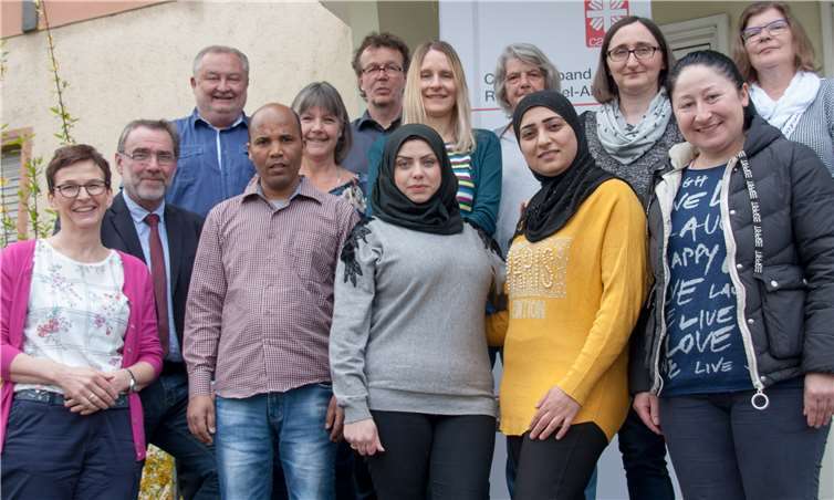 Andrea Steyven (l.), Geschäftsführerin der „Aktion Arbeit“, übergibt dem Caritasverband Rhein-Mosel-Ahr in Andernach eine Spende in Höhe von 8000 Euro. Durch viele Kooperationspartner können Menschen hier ihren Hauptschulabschluss machen. Foto: Bistum Trier