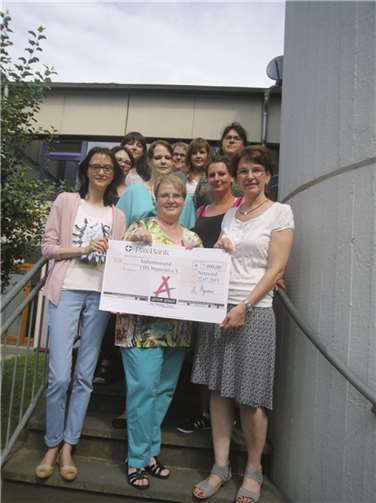 Andrea Steyven von der Aktion Arbeit im Bistum Trier (r.) freut sich, der Vorsitzenden der FBS, Mechthild Zilles (Mitte) und der Leiterin der FBS, Nina Maurer (l.) sowie Teilnehmerinnen der Kurse den symbolischen Scheck zu überreichen.  Privat