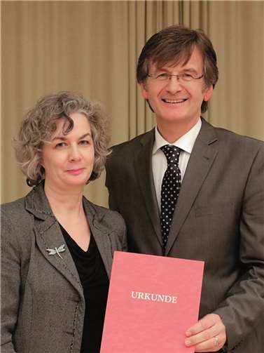 Andrea Sünning-Löhr überreichte dem VG-Chef die Ernennungsurkunde für seine zweite Amtszeit. -DL-