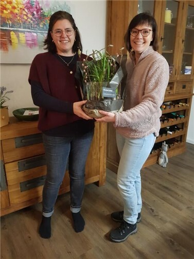 Andrea Wittkopf vom Kapellenverein Walporzheim dankte Claudia Bergmann herzlich für ihr 20-jähriges Engagement.  Foto: Andrea Wittkopf