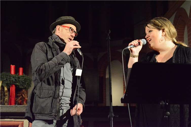 Andrea Zug im Duett mit dem Musiker Stephan Maria Glöckner.