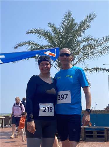 Andrea und Bernd Dobkowitz nutzten den Sommerurlaub auf Wangerooge zur Teilnahme am Westturmlauf.  Foto: privat