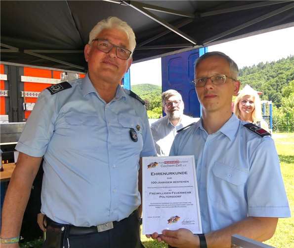 Andreas Balmes, Vorsitzender der Kreisfeuerwehrverbandes (KFV), überreichte Wehrführer Stephan Lenartz eine Ehrenurkunde.