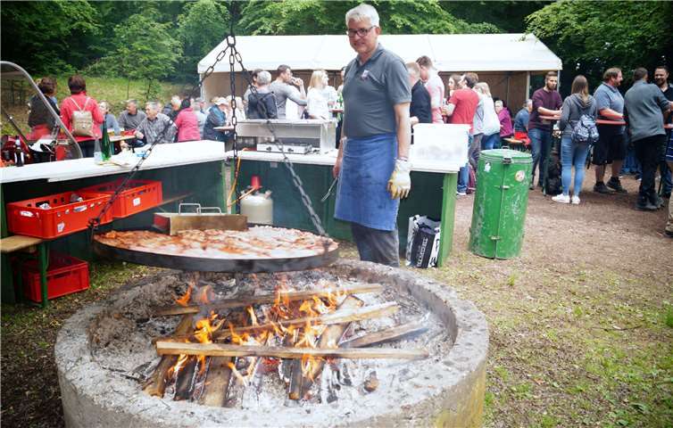 Andreas Balmes schwenkt seit Jahren den riesigen Grill, aber in diesem Jahr zum letzten Mal, wie er „BLICK aktuell“ verriet. Fotos: TT