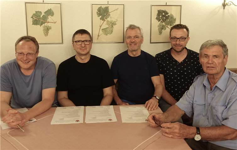 Andreas Bauch (2.v.l.) und Rainer Stahl (2.v.r.) freuen sich über die Verjüngung im Vorstand durch Timo Kamphowe (1.v.l.) und Olaf Radcke (1.v.r.), rechts der ehemalige Geschaftsführer und jetzige Beisitzer Rudolf Weichsel. privat