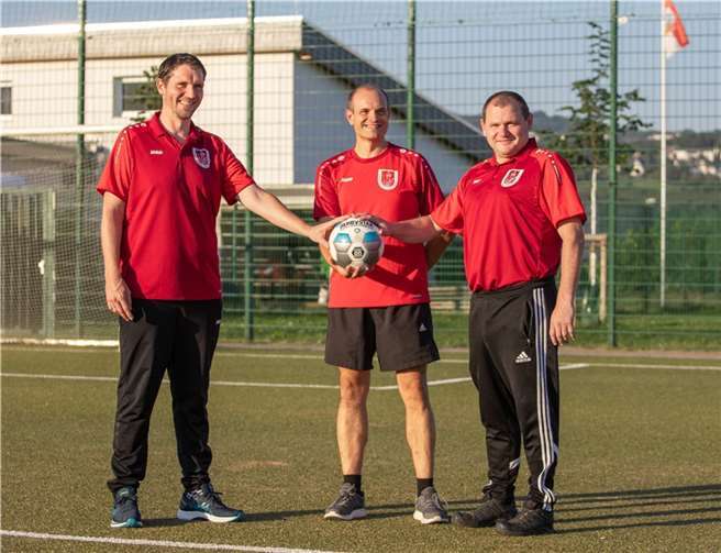 Andreas Beyer, Marc Göttlicher und Harald Mittnacht (von links) haben ihre Fußballlizenzen verlängert.Foto: Majle Fotografie