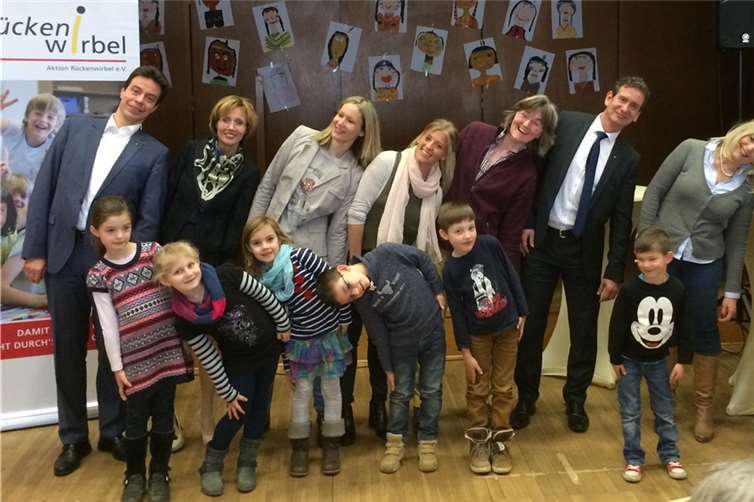 Andreas Biebricher, MdL, Martina Riebenstahl, Dr. Sabine Bauer, Lisa Wieder, Dr. Birgitta Goldschmidt, Michael Fröhlich, Dr. Margit Theiß-Scholz und Stefan Kölsch mit den Kindern der Grundschule Rübenach.privat