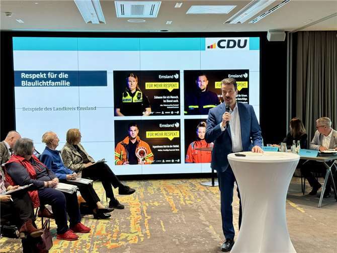 Andreas Biebricher bringt beim CDU-Kreisparteitag den Antrag zur Stärkung der Blaulichtfamilie ein.  Foto: Sebastian Gratzfeld / CDU Koblenz
