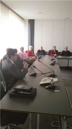 „Andreas Biebricher im Gespräch mit seinen Gästen.“