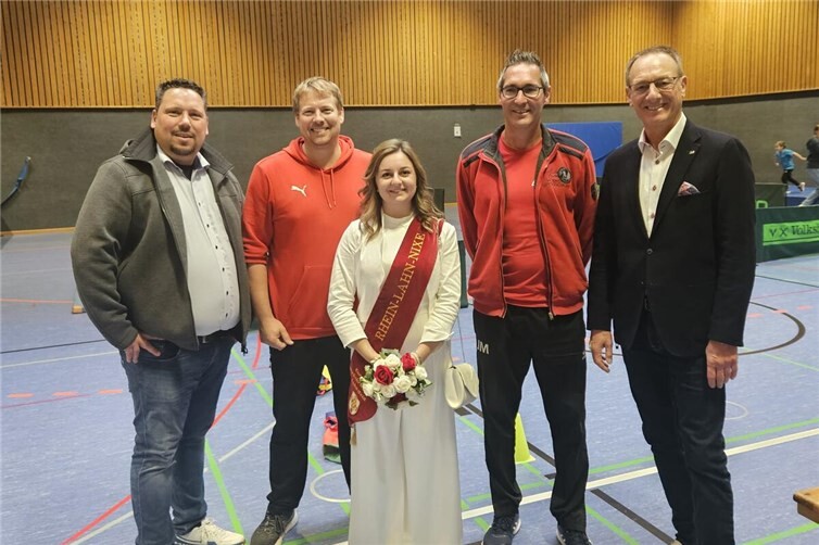 Andreas Birtel (links) und Günter Groß (rechts) danken Raffael Heilscher (2.v.l) und Jens Müller (2.v re) für das großartige Engagement des Volleyballclub Lahnstein. Auch Rhein-Lahn-Nixe Kristina war begeistert. Foto: Alina Birtel/CDU
