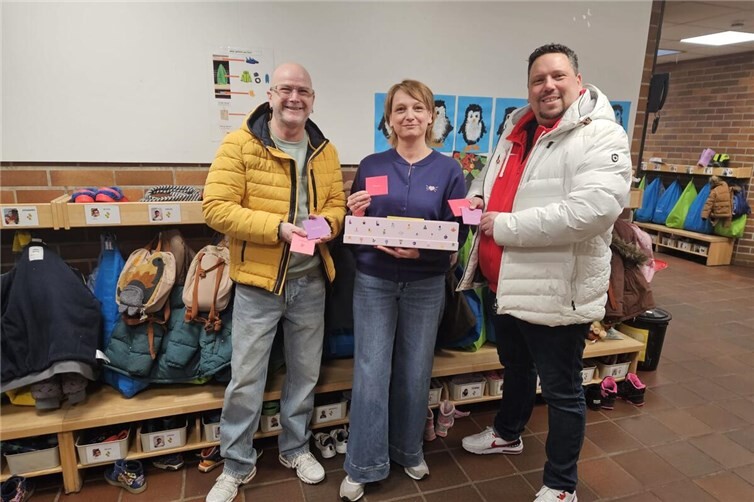 Andreas Birtel und Boris Jäger übergaben Judith Ulrich die Daumenkinos. Foto: privat