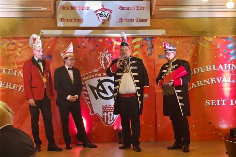 Andreas Birtel und Thomas Back überreichen den Orden.Foto: Laura Fuss