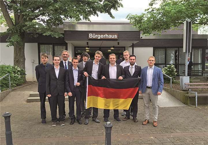 Andreas Bleck (5.v.l.) mit Mitstreitern der Jungen Alternative (JA). privat