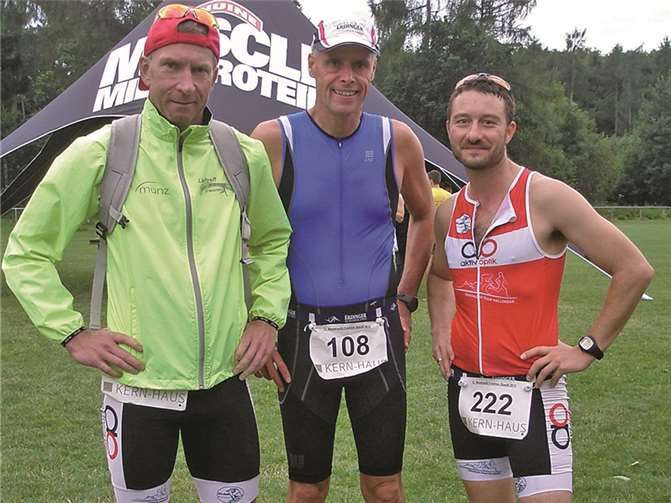 Tolle Leistungen trotz erschwerter Bedingungen Andreas Bomm, Joachim Karbach und Michael Bast vom Lauftreff SV Weiterburg nahmen erfolgreich beim Westerwald-Triathlon in Staudt teil. privat