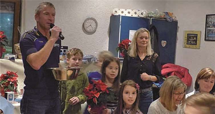 Andreas Bomm leitete souverän die von Claudia Heitz zusammengestellte Tombola. Hierbei wurden sie tatkräftig vom Lauftreff-Nachwuchs unterstützt.