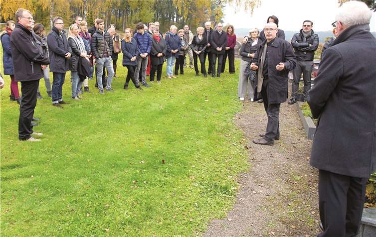 Andreas Bruchhäuser bedankt sich bei Volker Mendel für die Gedenkrede.WT