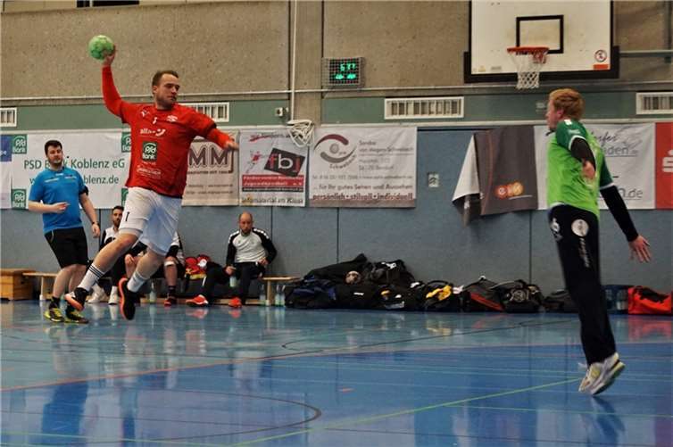 Andreas Dahmen beim Torwurf, der gegen Urmitz bester Werfer war.  Foto: Turnerschaft Bendorf