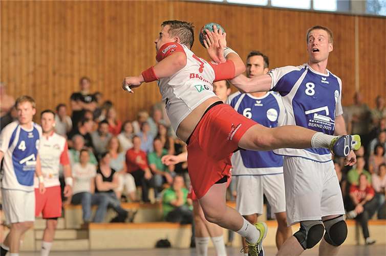 Andreas Dahmen mit Ball führte sein Team zum Sieg auf dem Hunsrück.