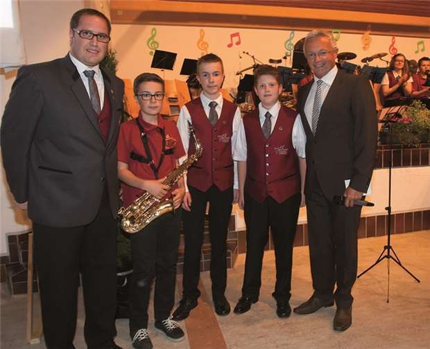 Andreas Dasbach, der Vorsitzende des Blasorchesters (l.) und der Vorsitzende des Kreismusikverbandes, Achim Hallerbach, mit den geehrten Jugendlichen.