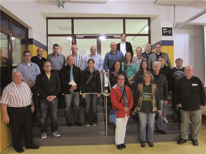 Andreas Dasbach (hintere Reihe, 1.v.r.) begrüßte die Mitgliedsvereine des Kreismusikverbandes Neuwied und warb mit Hermann Josef Esser (vordere Reihe, 1.v.l.) für ein vereinfachtes und verbessertes landesweites Vereinsverwaltungsprogramm. privat