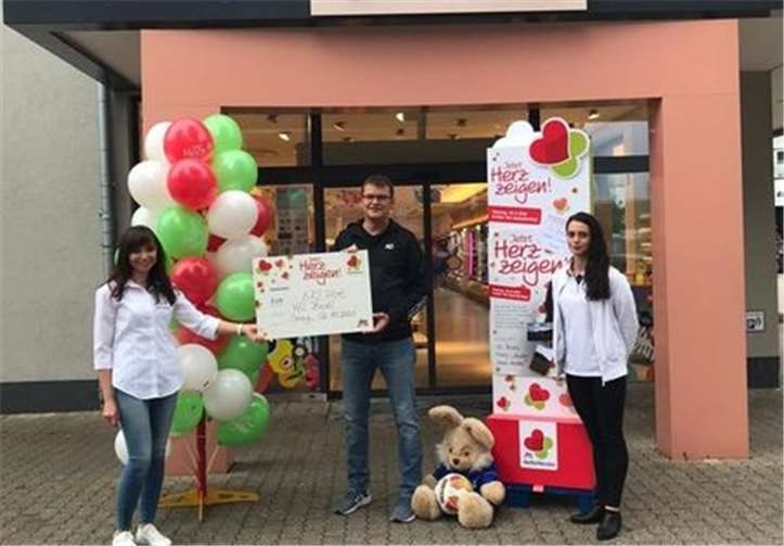 Andreas Dierschke nahm den Spendenscheck von der dm-Mitarbeiterin und Jugendtrainerin Antigona Hamiti sowie von der Filialleiterin Jana Panarina entgegen. Foto: privat
