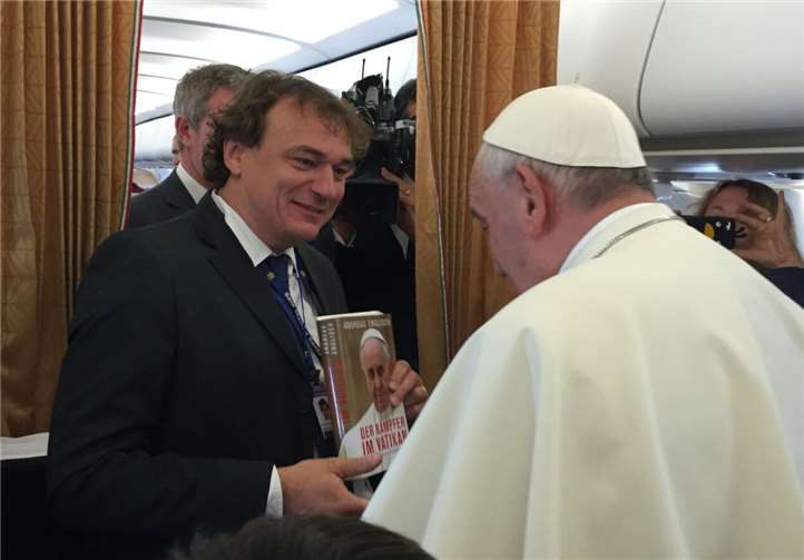 Andreas Englisch konnte sich mit dem Papst auf dem Flug nach Armenienüber sein abgebildetes Buch Franziskus unterhaltenprivat