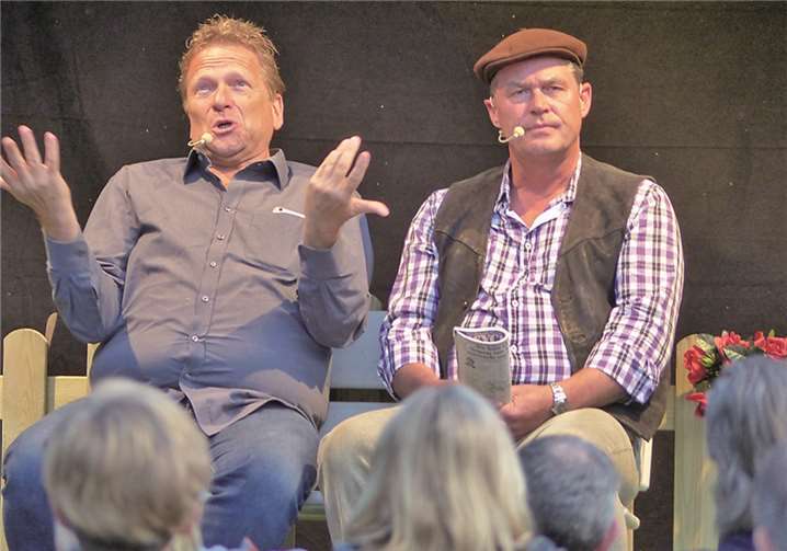 Andreas Etienne und Michael Müller berichten am Gartenzaun über ihre Untaten, die alle Bewohner der Reihenhaussiedlung gegen die zwei Querulanten aufbrachten. WM