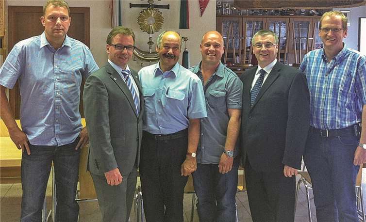 Andreas Faber (3.v.re.) wurde zum stellvertretenden Kreisfeuerwehrinspekteur (KFI) gewählt. Rainer Nell (re.), übernimmt am 12. September offiziell das Amt des KFI von Walter Weber (3.v.l.). Gratulanten waren (v.li.): der stellvertretender KFI Stefan Voigt, Oberbürgermeister Wolfgang Treis und Landrat Dr. Alexander Saftig.