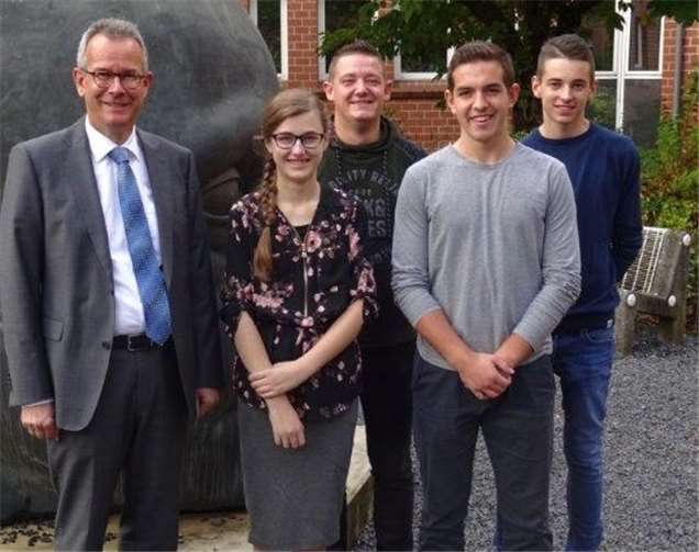 Andreas Frank, Vorsteher des Finanzamts Neuwied, mit Angelina Sophie Schulz, Denny Dinauer, Daniel Fast und Simon Bula (von links).Foto: privat