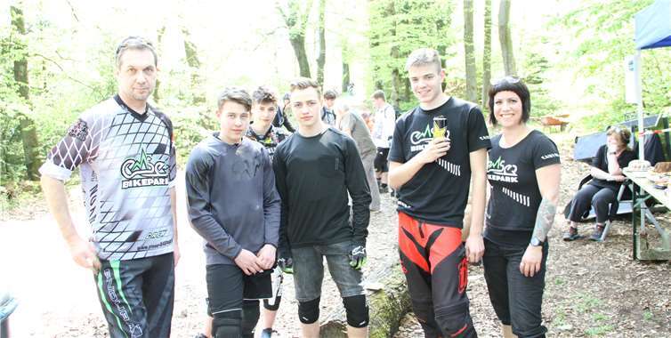 Andreas Franze und Sabine Schäfer geben den Jugendlichen Tipps. MFU