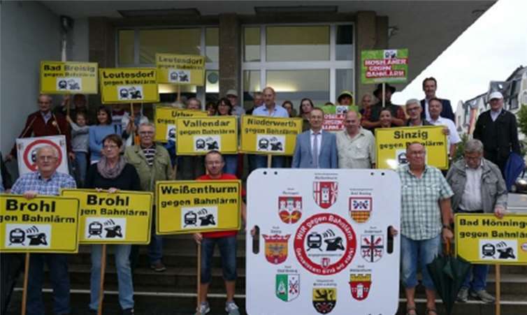 Andreas Geron, Bürgermeister der Stadt Sinzig (mitte) nach seiner Ansprache in Neuwied.Foto: Hermann Winter