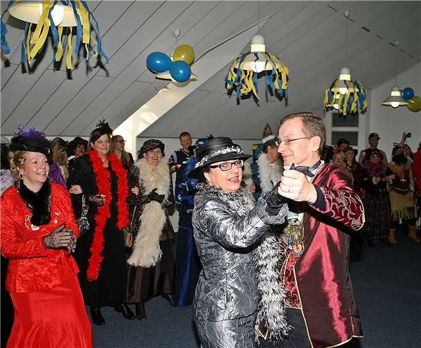 Andreas Geron beim Tänzchen mit den Möhnen.