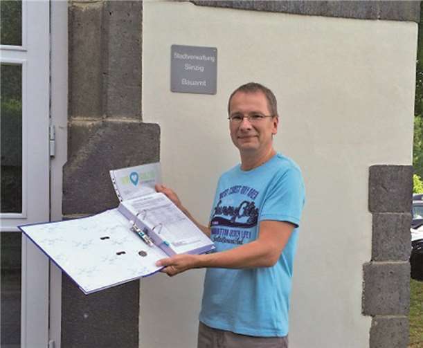 Andreas Geron brachte einen Ordner mit über 3000 Unterschriften ins Bauamt.privat