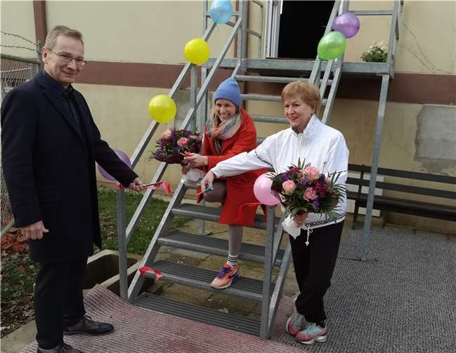 Eine neue Sporthalle für Sinzig Andreas Geron (l.), Ewa Drexel und Lucia bei der Eröffnung der Halle. Foto: BL