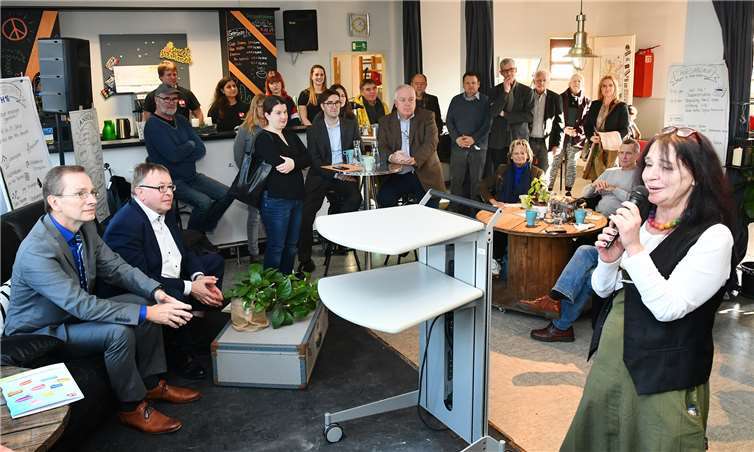 Andreas Geron und Jürgen Pföhler (1. und 2. v.l.) beim offiziellen Startschuss für das neue Projekt, rechts vorne HOT-Chefin Petra Klein.Fotos: RASCH