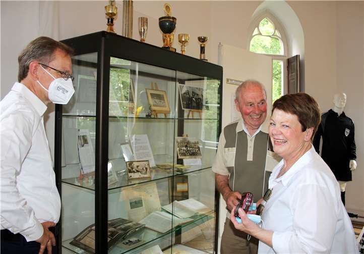 Andreas Geron (v. l.), Rita Griesbach und Franz-Josef „Uwa“ Degen beim Rundgang durch die Ausstellung.