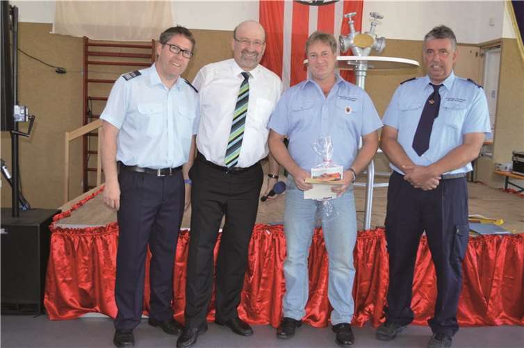 Andreas Göbel erhielt das silberne Feuerwehr-Ehrenzeichen.