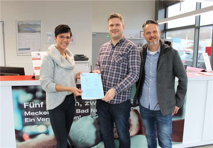 Andreas Groß (Mitte) freute sich über den 1.000 Euro-Reisegutschein, den er von Nina Kiehnle (Autohaus Kempen Economy Service Löhr Gruppe) und Achim Hilsdorf (Bezirksleiter im Autohausgeschäft der Continental Reifen Deutschland GmbH) überreicht bekam. DU