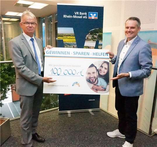 Andreas Harner, Vorstandssprecher der VR Bank Rhein-Mosel eG (links), nimmt stellvertretend für die Gewinnerin aus Unkel, den Hauptgewinn von Andreas Berthel, Bankbetreuer Gewinnsparverein, entgegen. Foto: privat