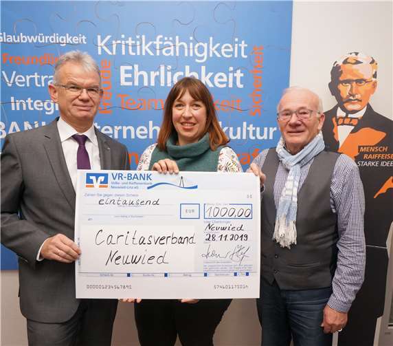 Andreas Harner (li.) überreicht die Spende an Sonja Maibach und Werner Hammes.Foto: privat