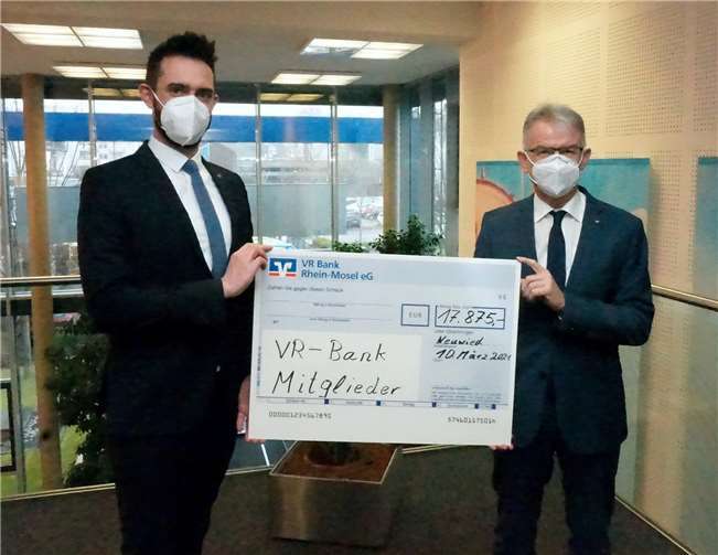 Andreas Harner (rechts), Vorstandssprecher der VR Bank Rhein-Mosel eG, nahm stellvertretend für die Mitglieder seines Hauses den Scheck in Höhe von 17.875 Euro, von Christoph Künster, Bezirksdirektor der R+V Allgemeine Versicherung AG entgegen.Foto: VR Bank