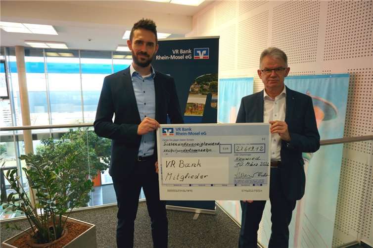 Andreas Harner (rechts) nahm stellvertretend für die Mitglieder seines Hauses den Scheck in Höhe von 27.619 Euro von Christoph Künster entgegen. Foto:VR Bank