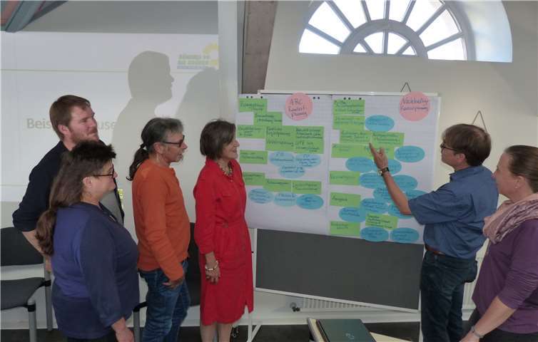 Andreas Hartenfels erläuterte anschaulich, wie eine ressourcenschonende städtebauliche Entwicklung auf Grundlage des Baugesetzbuchs geplant werden kann. Foto: privat