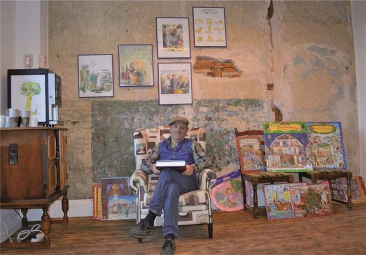 Andreas Hauffe in seinem gemütlichen "Hauffes Buchsalon". AB