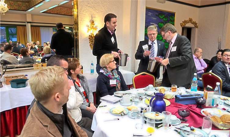 Andreas Haupt (v.li. stehend) half Peter Blum bei der Einsammlung der Empfehlungszettel. -Hep-