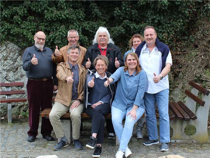 Attraktiver für Familien und innovative Gewerbetreibende Andreas Hermens, Ulrike Walden, Andrea Müller (vorne v. li.); Tino Rossi, Friedrich Christ, Walter Auster, Karin Hermens, Frank Müller (hinten v. li.).Foto: privat