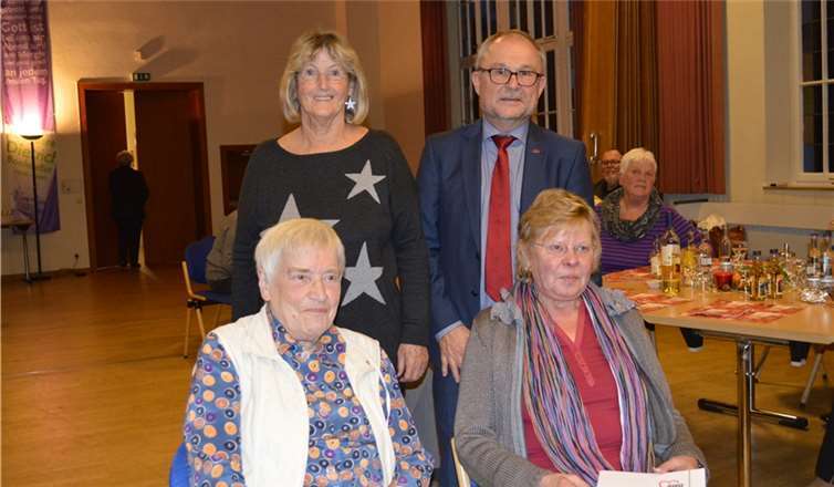 Andreas Johnsen und Renate Cichuttek ehrten (vorne links) Renate Herzog und (vorne rechts) Erika Joos für 25-jährige Treue.