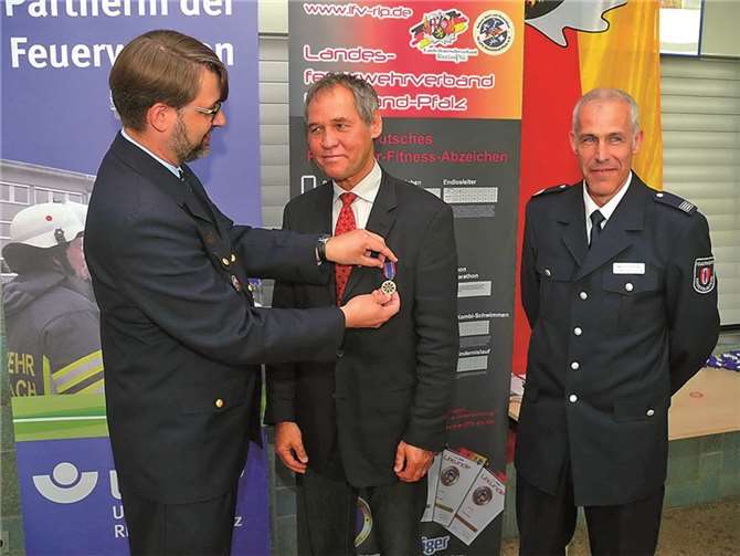 Andreas Kosel, Referatsleiter Sport- und Bewegungsförderung in der Abteilung Prävention der Unfallkasse Rheinland-Pfalz wurde mit der deutschen Feuerwehr-Ehrenmedaille ausgezeichnet. Privat