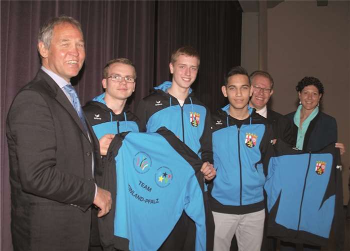 Andreas Kosel (Unfallkasse Rheinland-Pfalz), Christoph Gallenstein (Sparkasse Koblenz) und Susanne Haas (Sparkasse Neuwied) bei der Übergabe der tollen Sportjacken an die Mannschaftsführer der einzelnen Schulen. (v.l.).